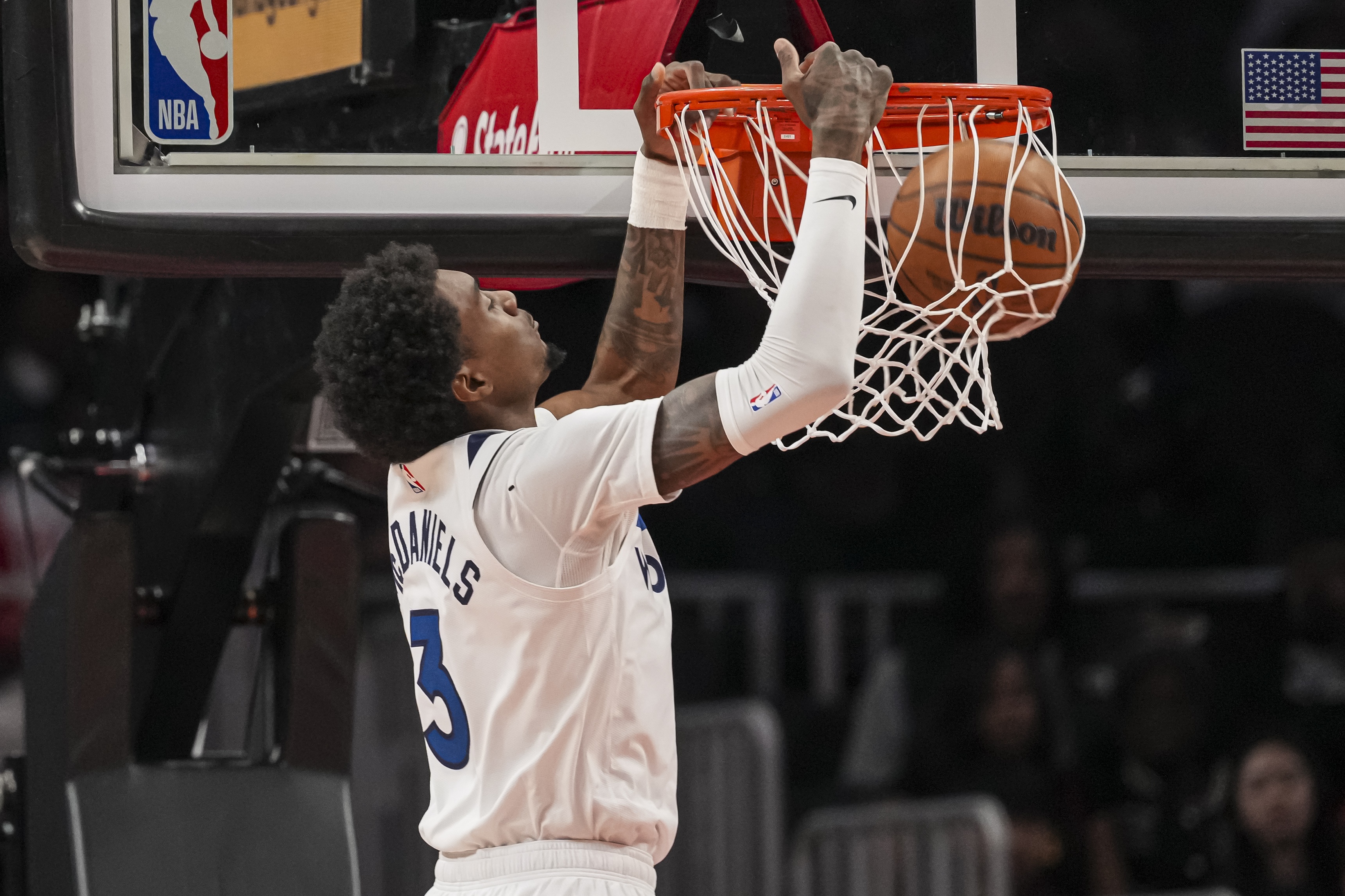 乐鱼网站-身手全能!麦克丹尼尔斯9中6拿到17分6板5助2帽 三分6中4